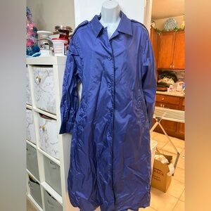 Vintage Tote’s lightweight trench Coat